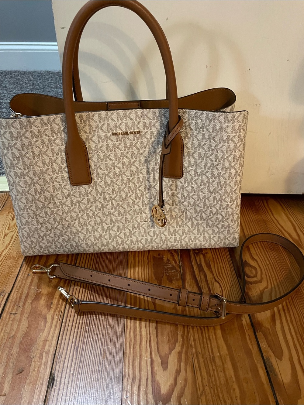 NWOT Michael Kors Jet Set Signature Logo Tote in Vanilla/Acorn